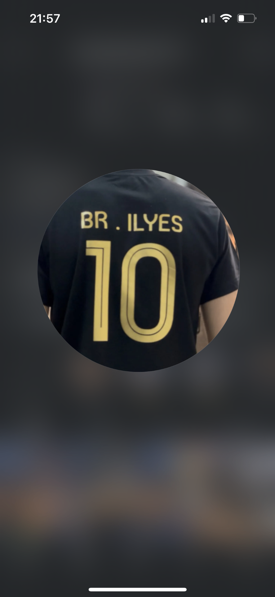شعار Barber Ilyes على قميص الحلاق